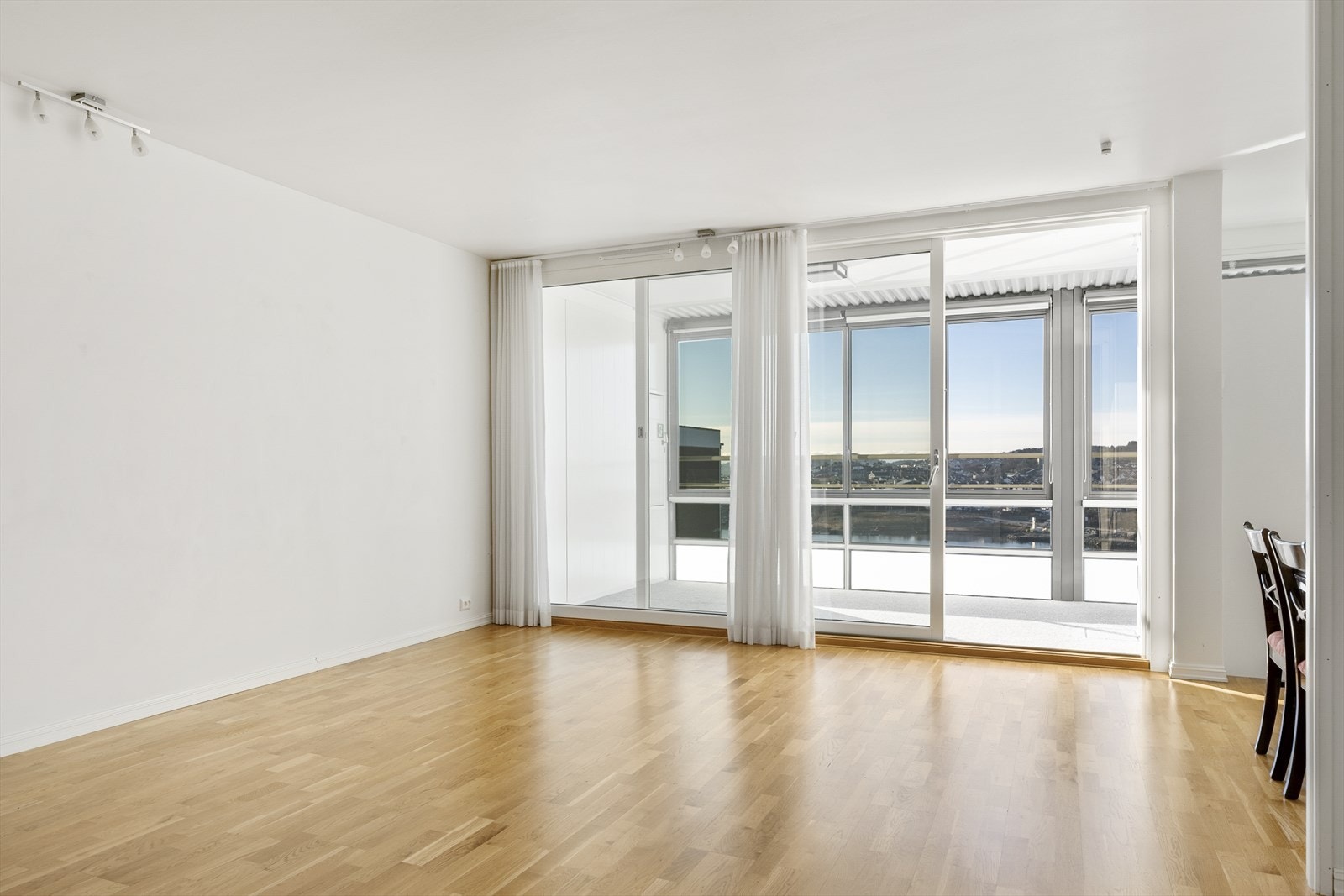 Innvendig har leiligheten gjennomgående parkett i alle oppholdsrom. Galleribilde