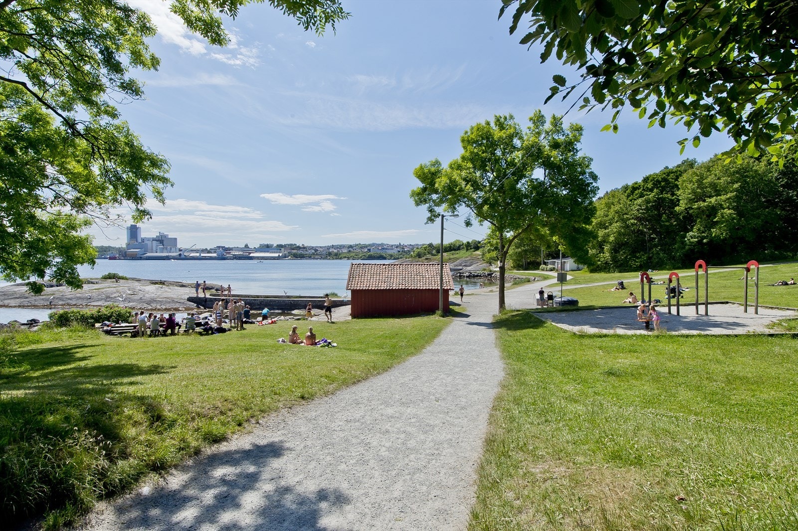 Godalen byr på et yrende liv på fine sommerdager. Turstien fra Hillevågsvatnet til Lervig er kåret til Stavanger fineste. Galleribilde