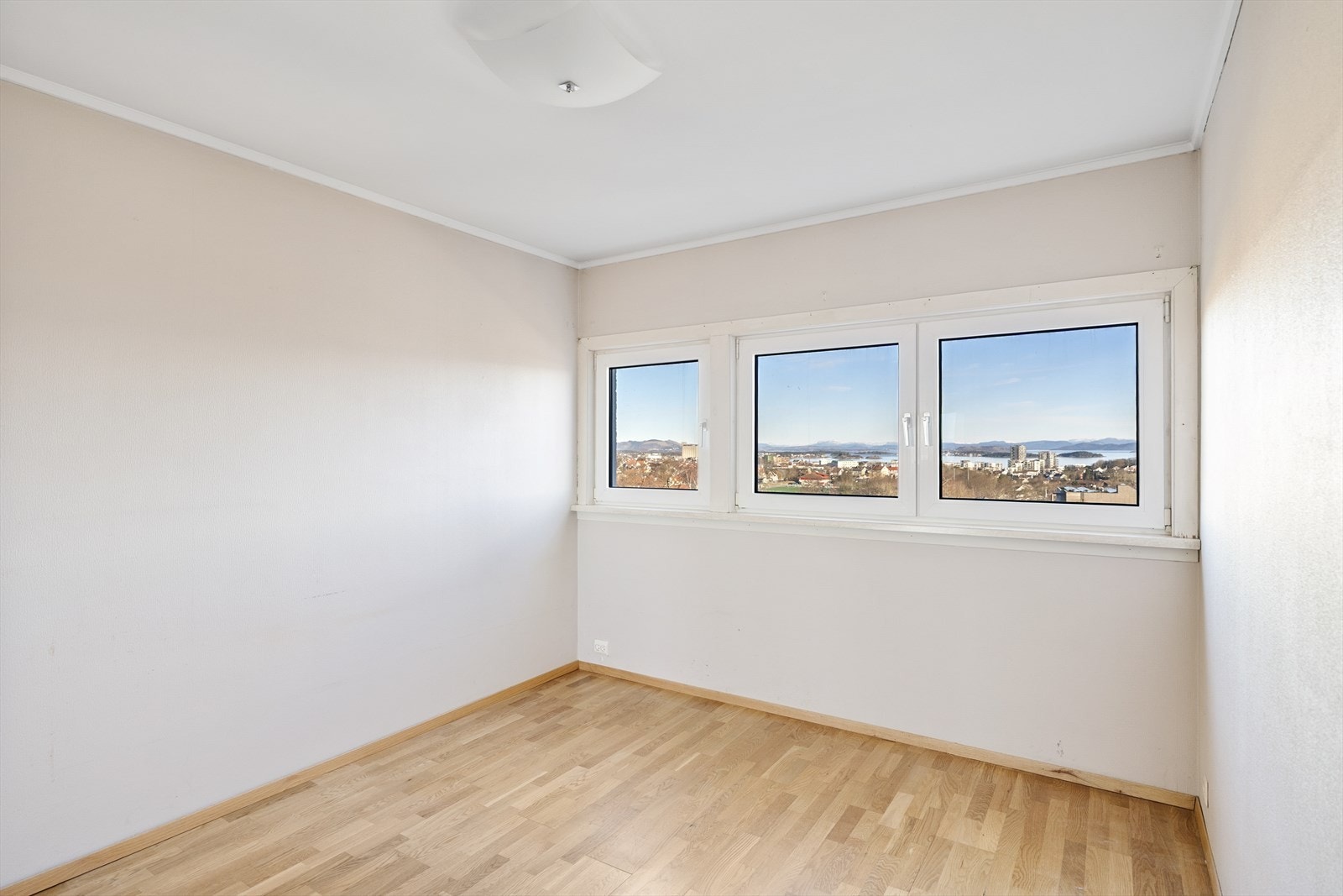 Soverommet er meget romslig med god plass til både dobbeltseng og nattbord. Galleribilde