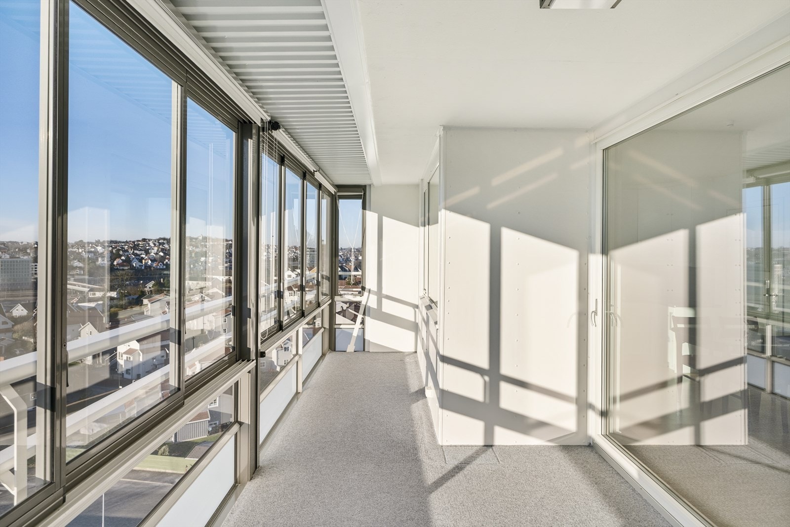 Her er det sol fra morgen til kvelden - og vindusretning mot sør/sørvest gir et fantastisk daglys til leiligheten. Galleribilde