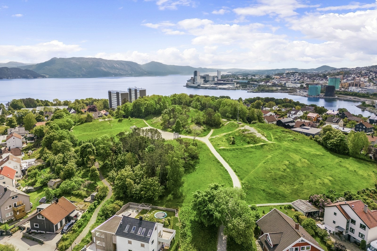 Vardentoppen ligger like ved Galleribilde