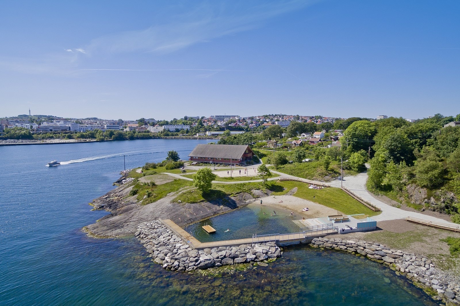 Strømvig sjøbad. Her bygges det permanent sauna som er under ferdigstilling i disse dager. Galleribilde