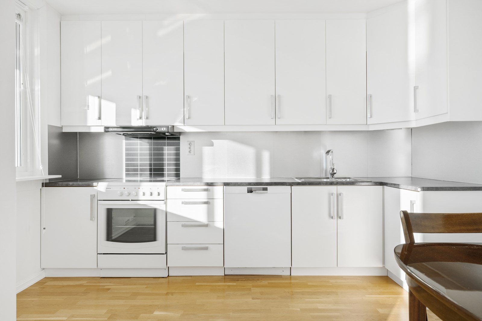 Kjøkkenet har frittstående komfyr og oppvaskmaskin. Galleribilde