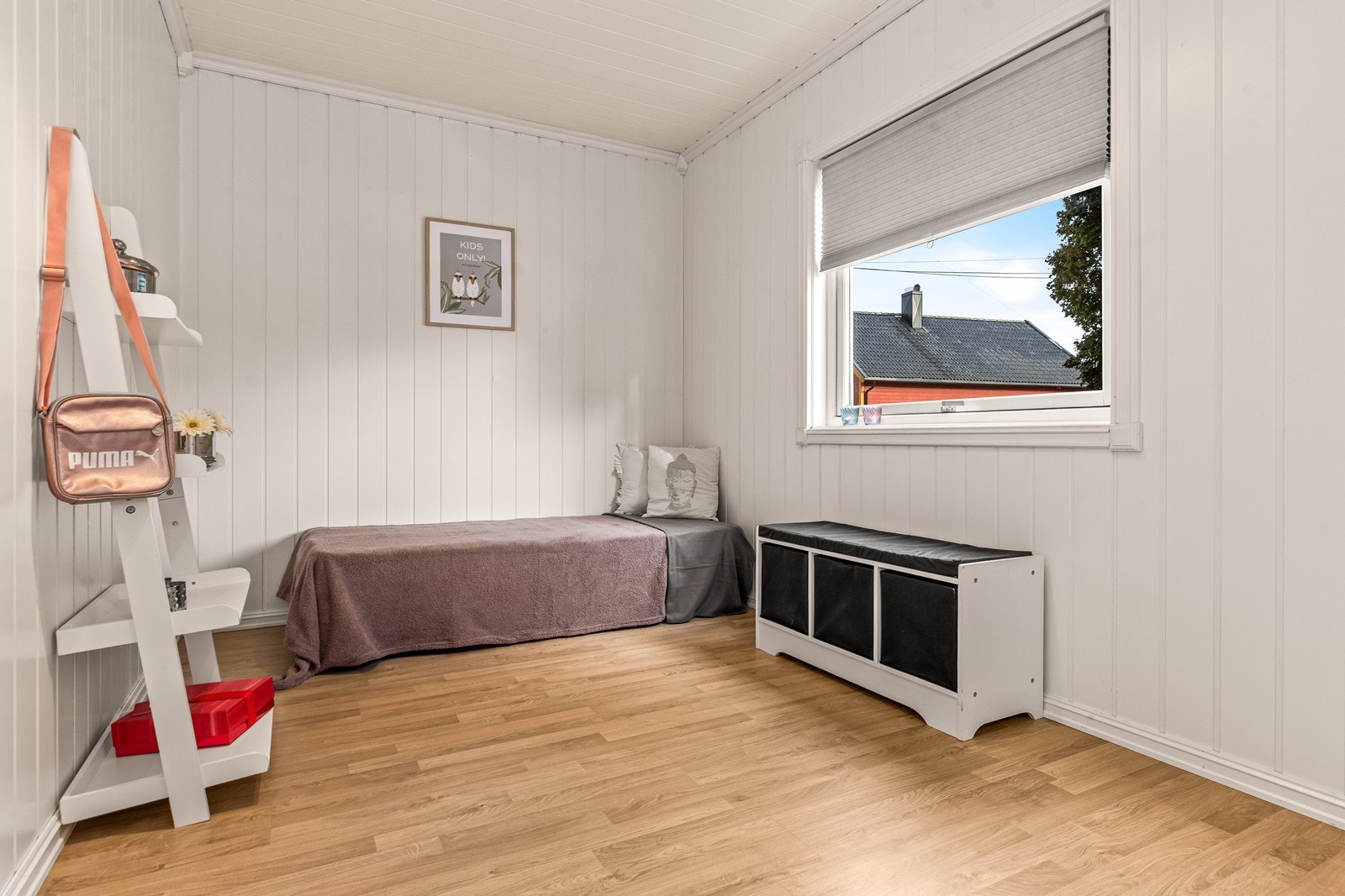 Det andre soverommet er lyst og har plass til seng og annen møblering. Galleribilde