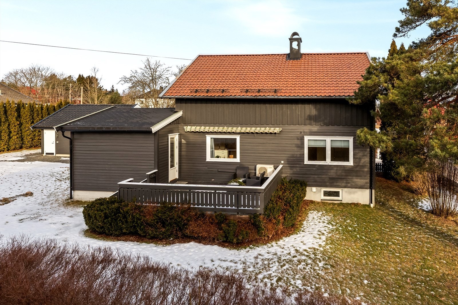 Fra stuen i første etasje er det utgang til en terrasse på 22 m². Galleribilde