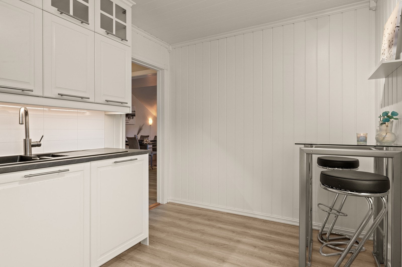 Kjøkkenet er utstyrt med integrert koketopp, stekeovn, oppvaskmaskin og kjøleskap. Galleribilde