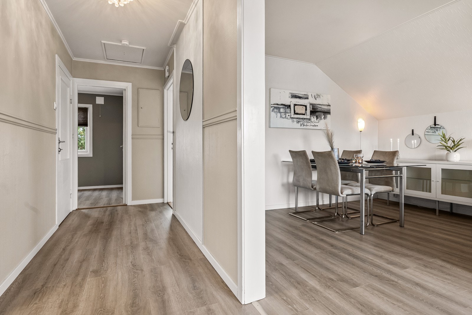 Her er det gjennomgående laminatgulv og lyse, malte overflater. Galleribilde