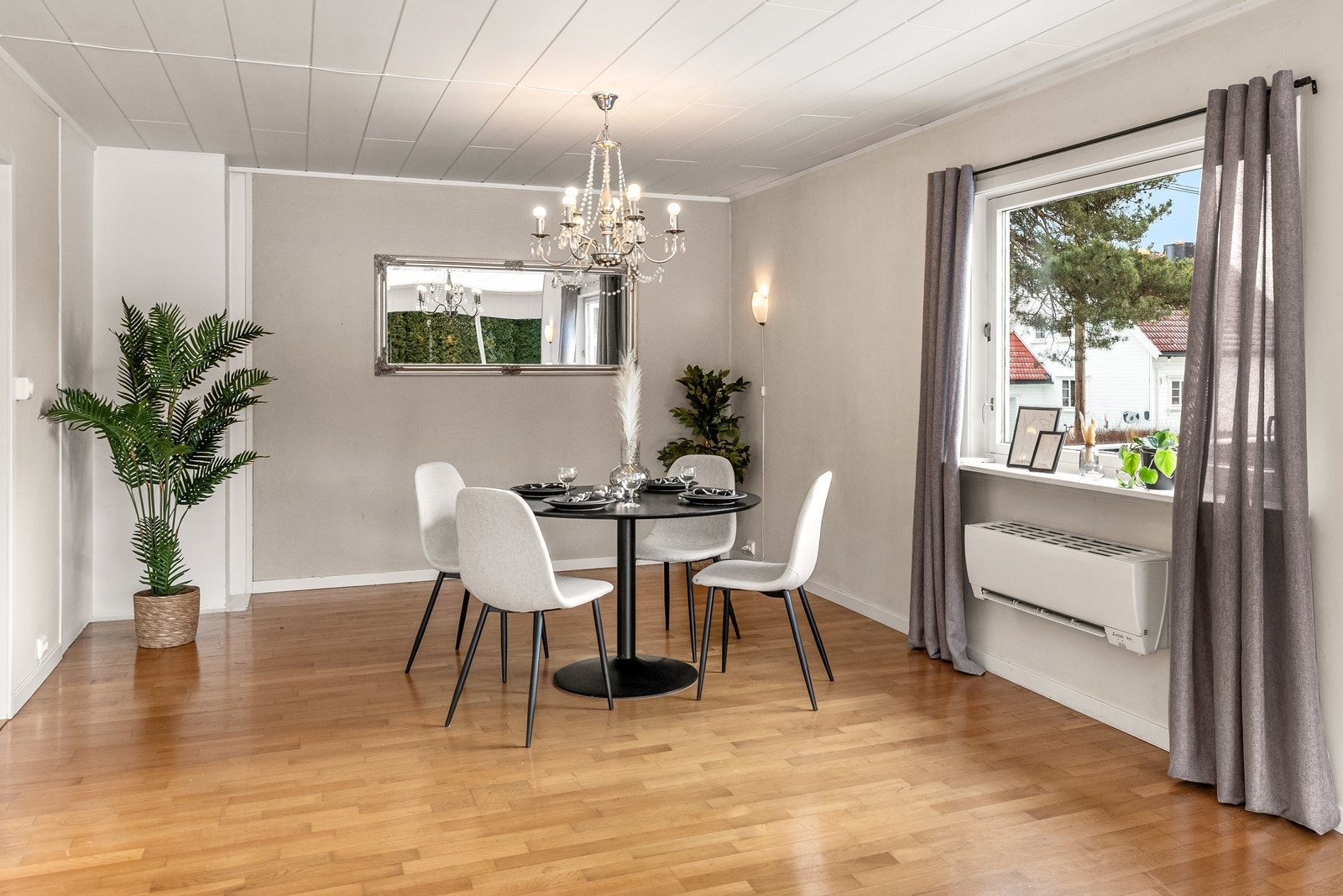 Effektiv oppvarming sikres med en luft-til-luft varmepumpe, installert i 2020. Galleribilde