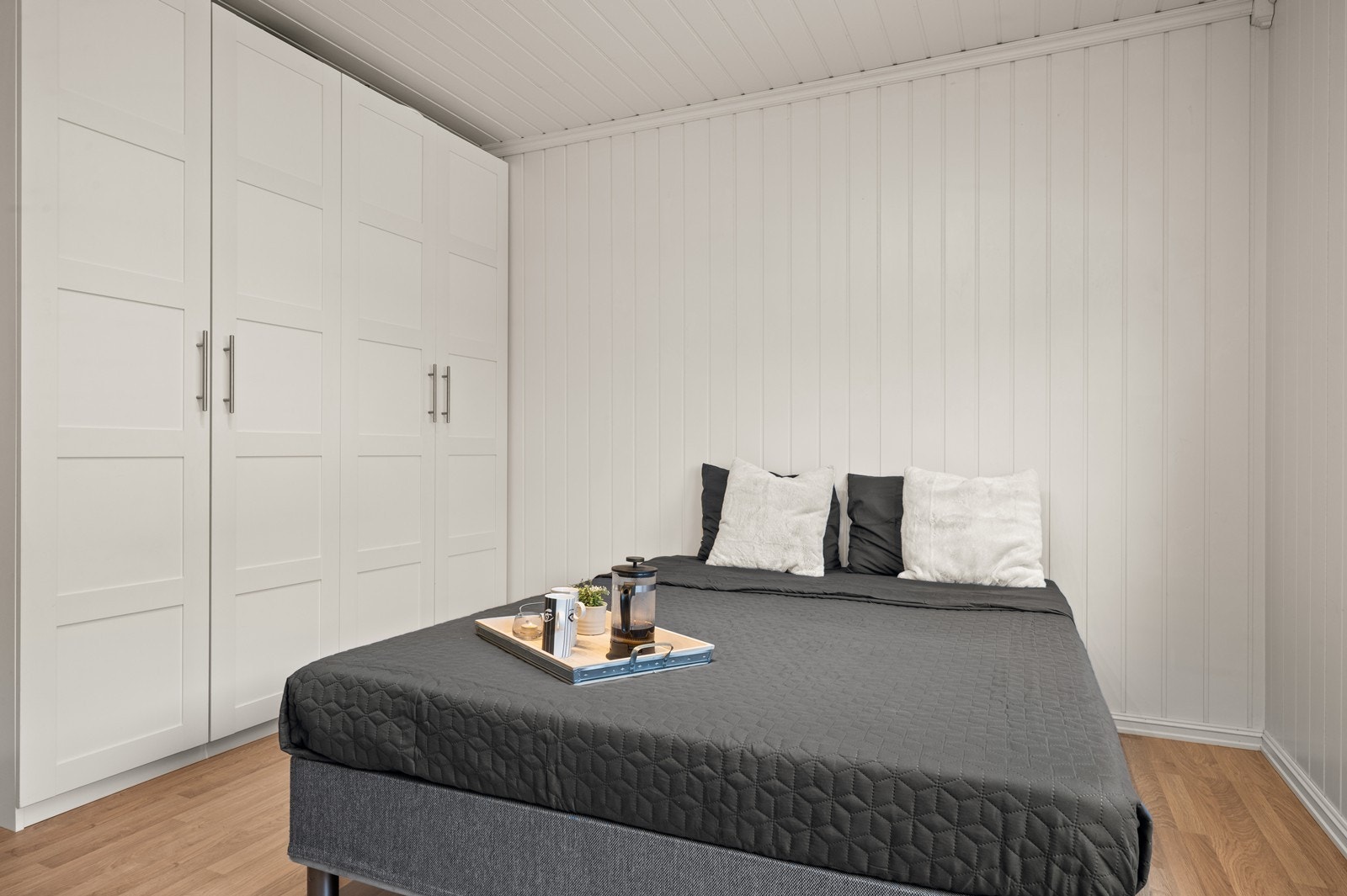 God plass til garderobeløsninger gir rikelig med oppbevaring. Galleribilde