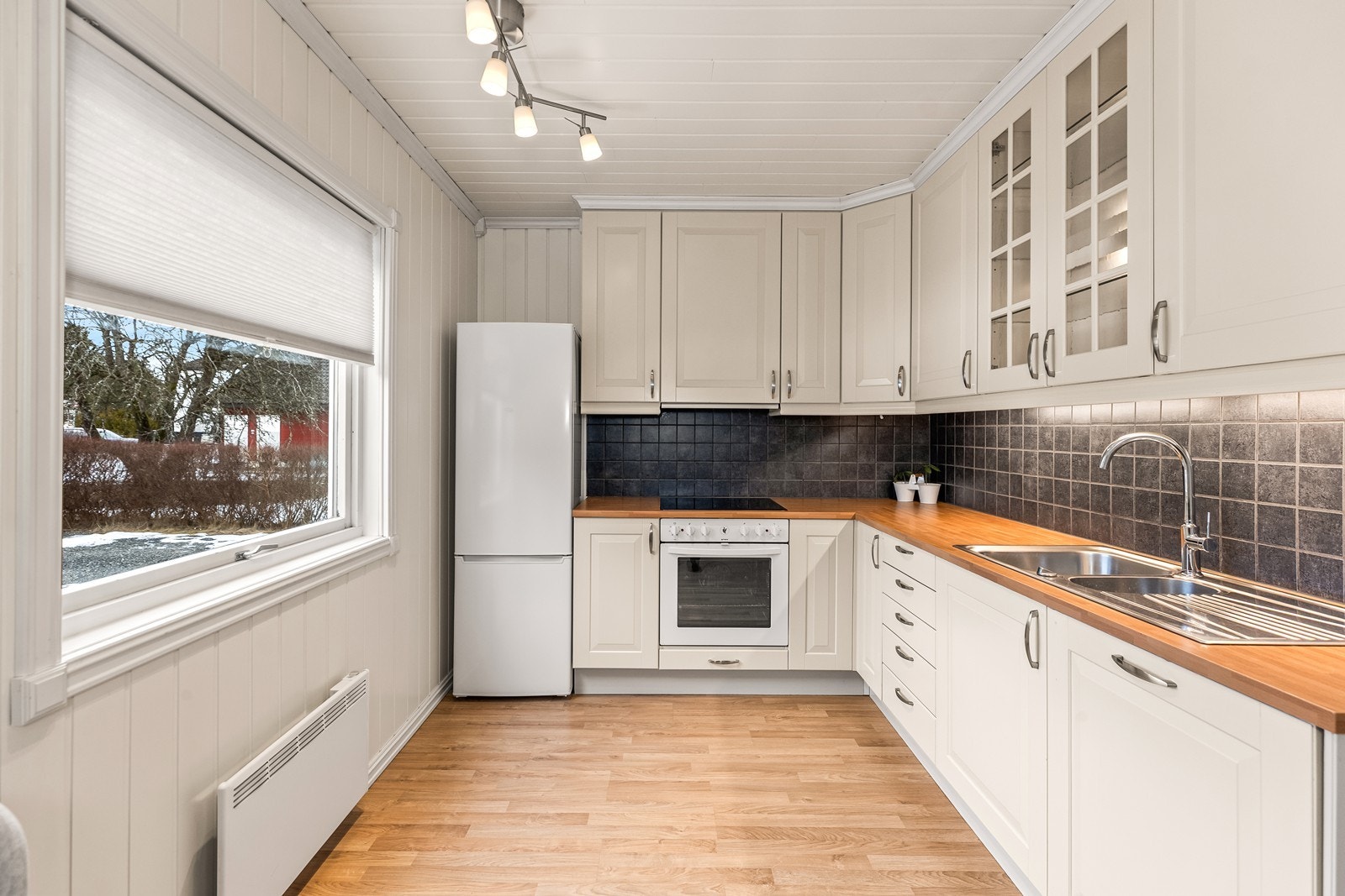 Innredningen har laminerte benkeplater og ventilator med avtrekk ut. Galleribilde