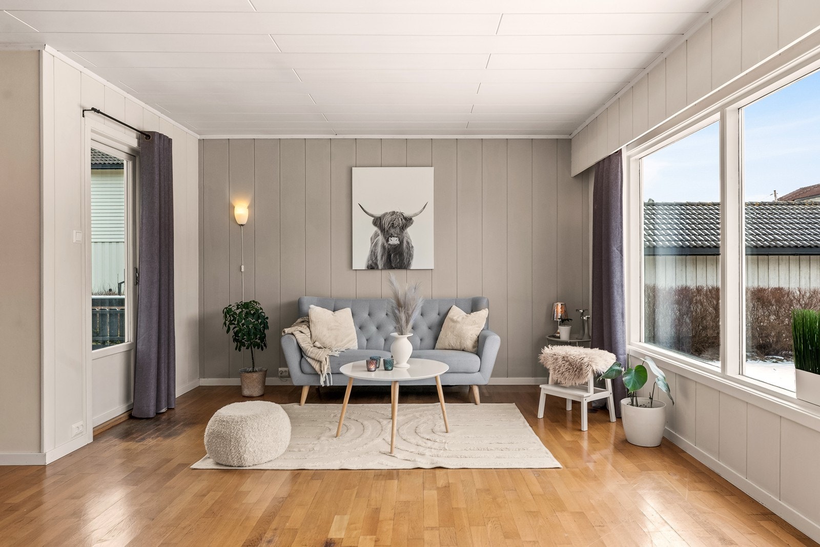 Stuen ble utvidet med et tilbygg på begynnelsen av 1970-tallet, som gir rikelig med plass. Galleribilde