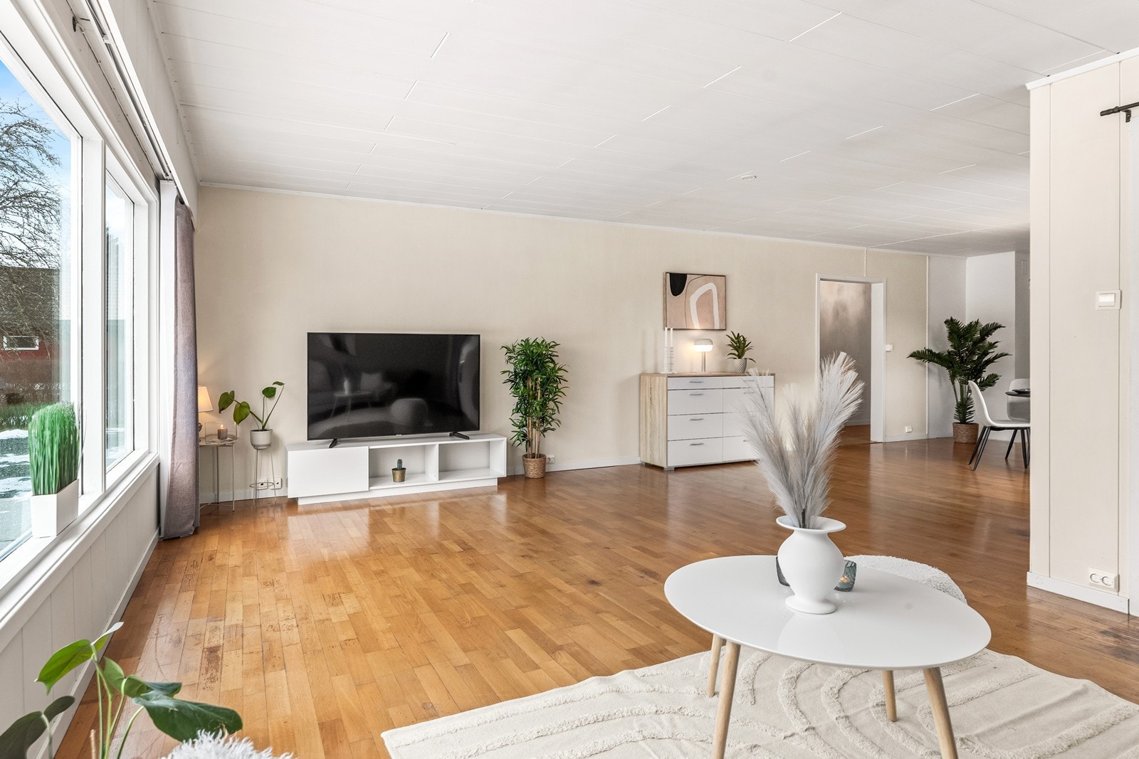 Gulvene har i hovedsak parkett og veggene er kledd med malt trepanel. Galleribilde