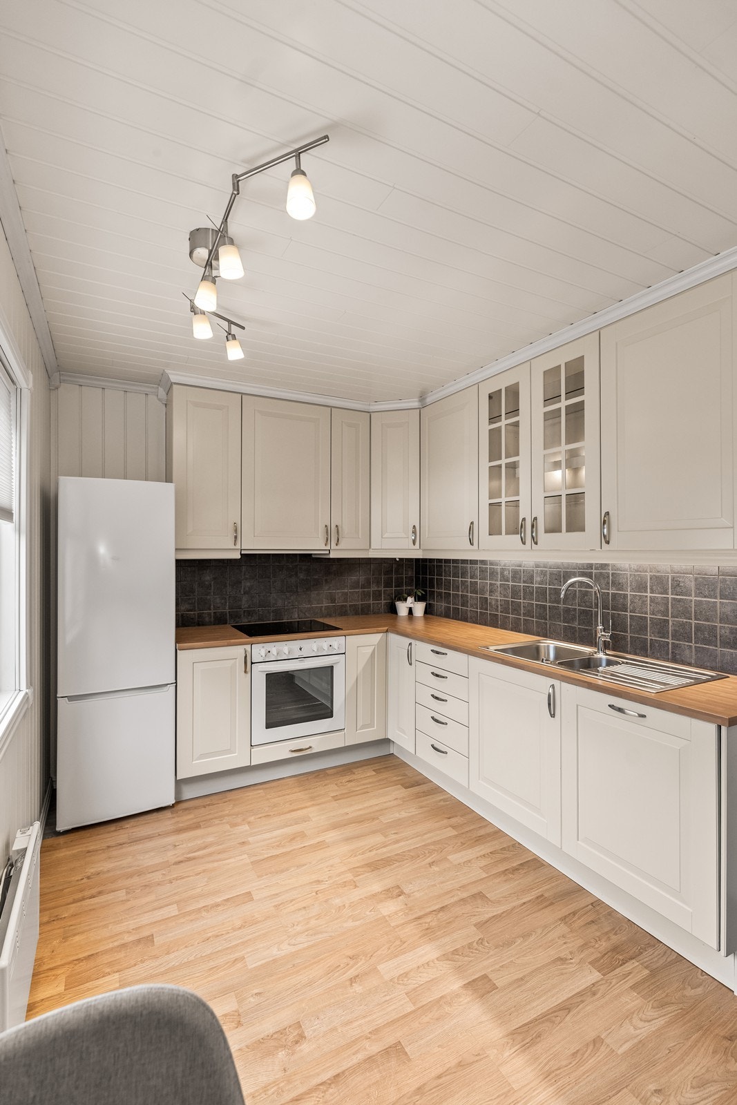 Kjøkkenet i første etasje ble fornyet i 2014 og har profilerte fronter. Galleribilde