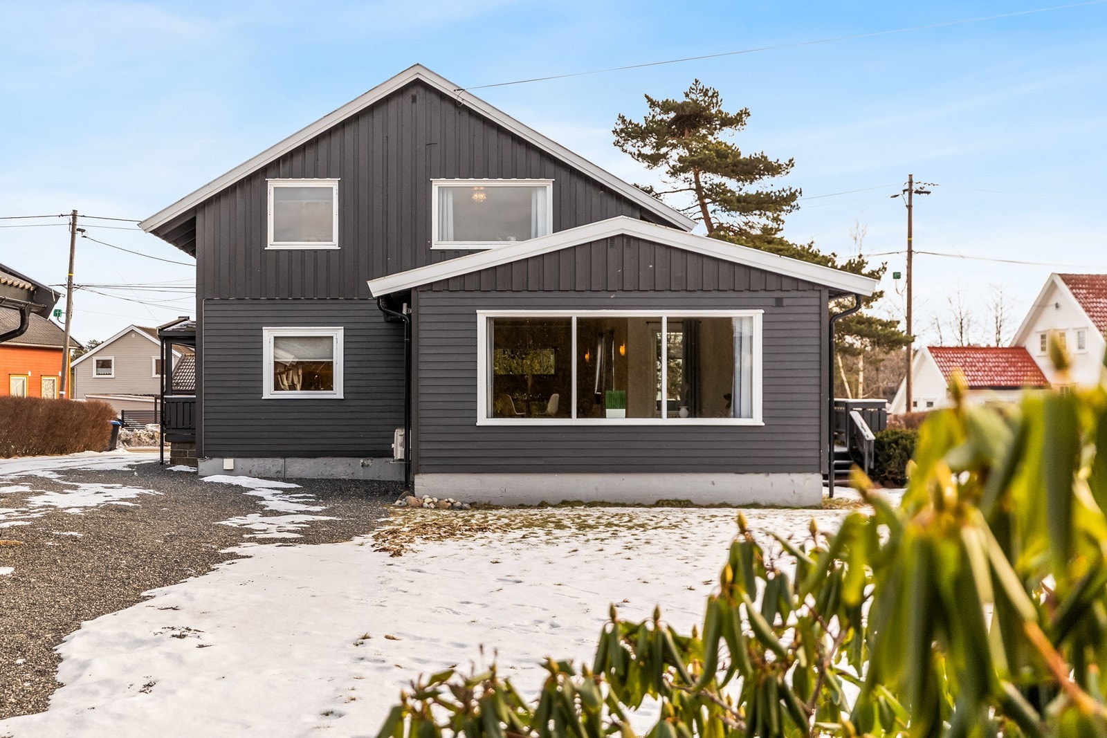 Fasadene er kledd med trepanel som sist ble overflatebehandlet i 2022. Galleribilde