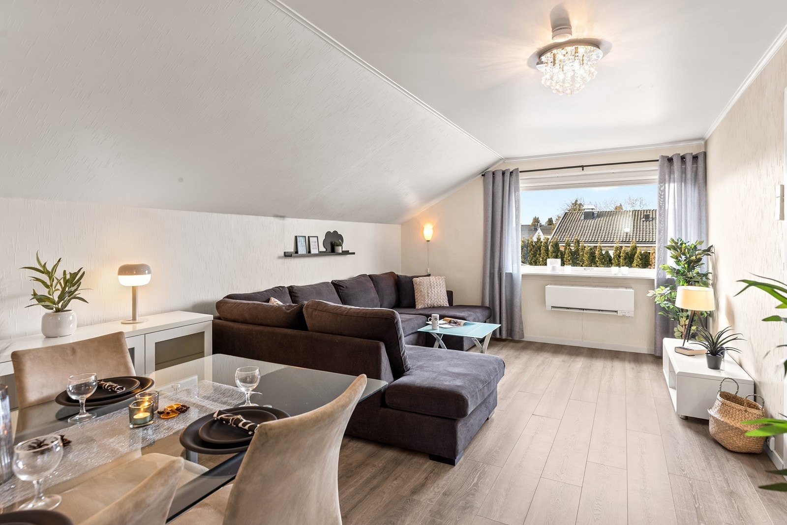 Skråtaket gir rommet karakter, og en luft-til-luft varmepumpe sørger for behagelig temperatur. Galleribilde