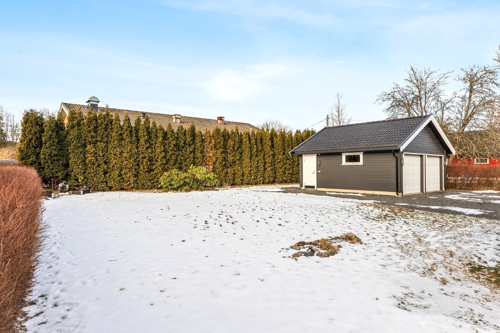 Garasjen har et avdelt lagerrom med egen utvendig adkomst. Galleribilde