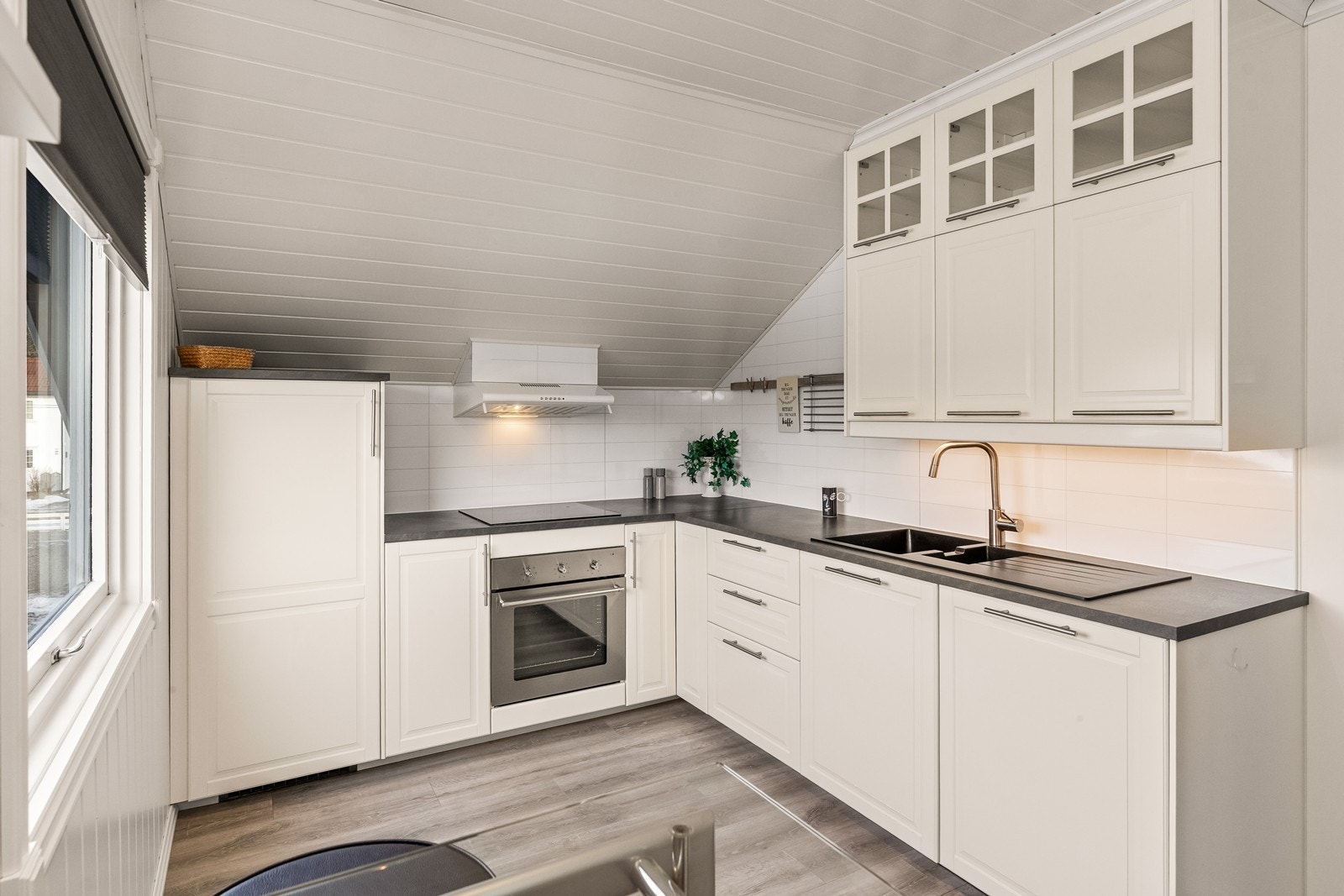 Kjøkkenet i andre etasje ble byttet i 2018 Galleribilde