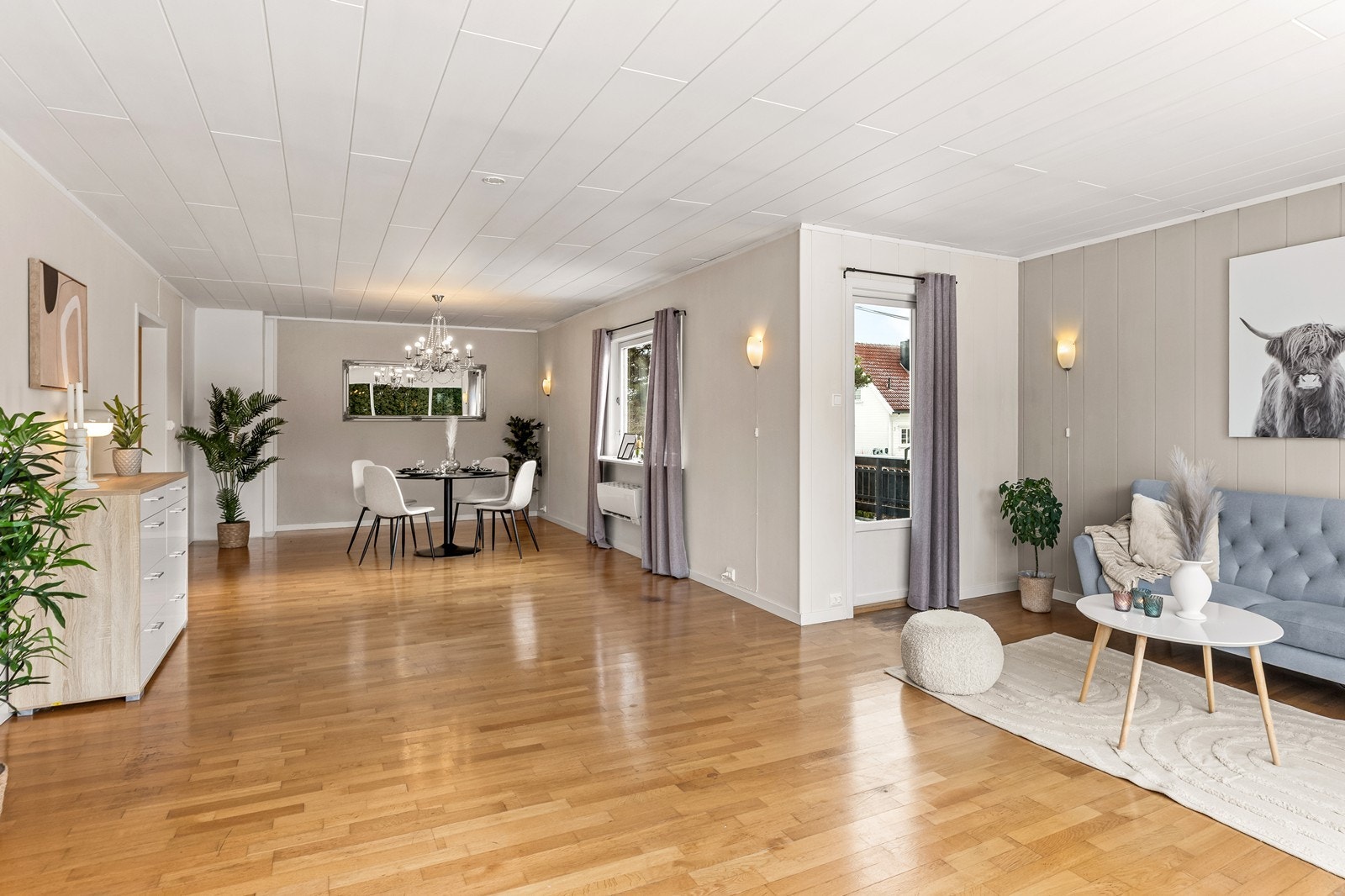 Den åpne løsningen gir en god flyt mellom stue og spisestue. Galleribilde