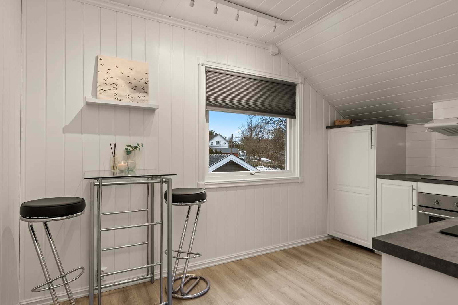 Ventilator med avtrekk ut over koketoppen sikrer god utlufting. Galleribilde