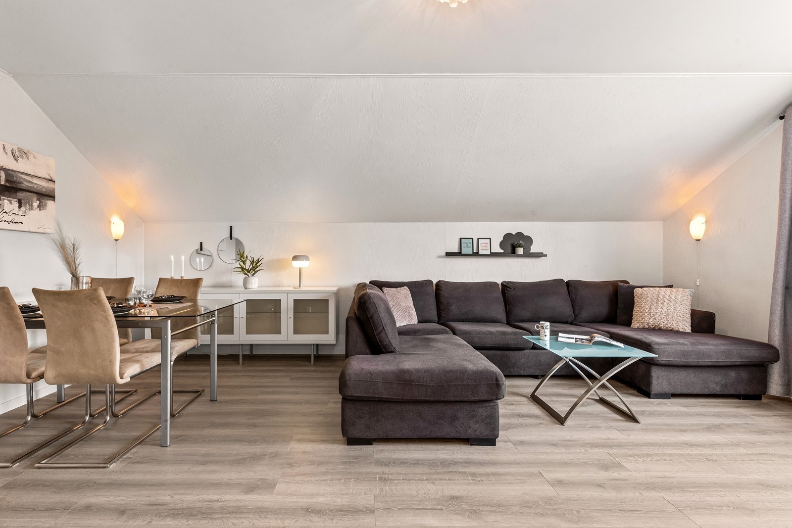 Stuen i andre etasje har en arealeffektiv planløsning med plass til både sofagruppe og spisebord. Galleribilde