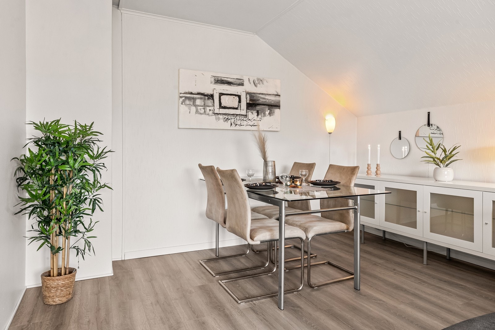 En egen sone for spiseplass gir en naturlig inndeling av rommet. Galleribilde