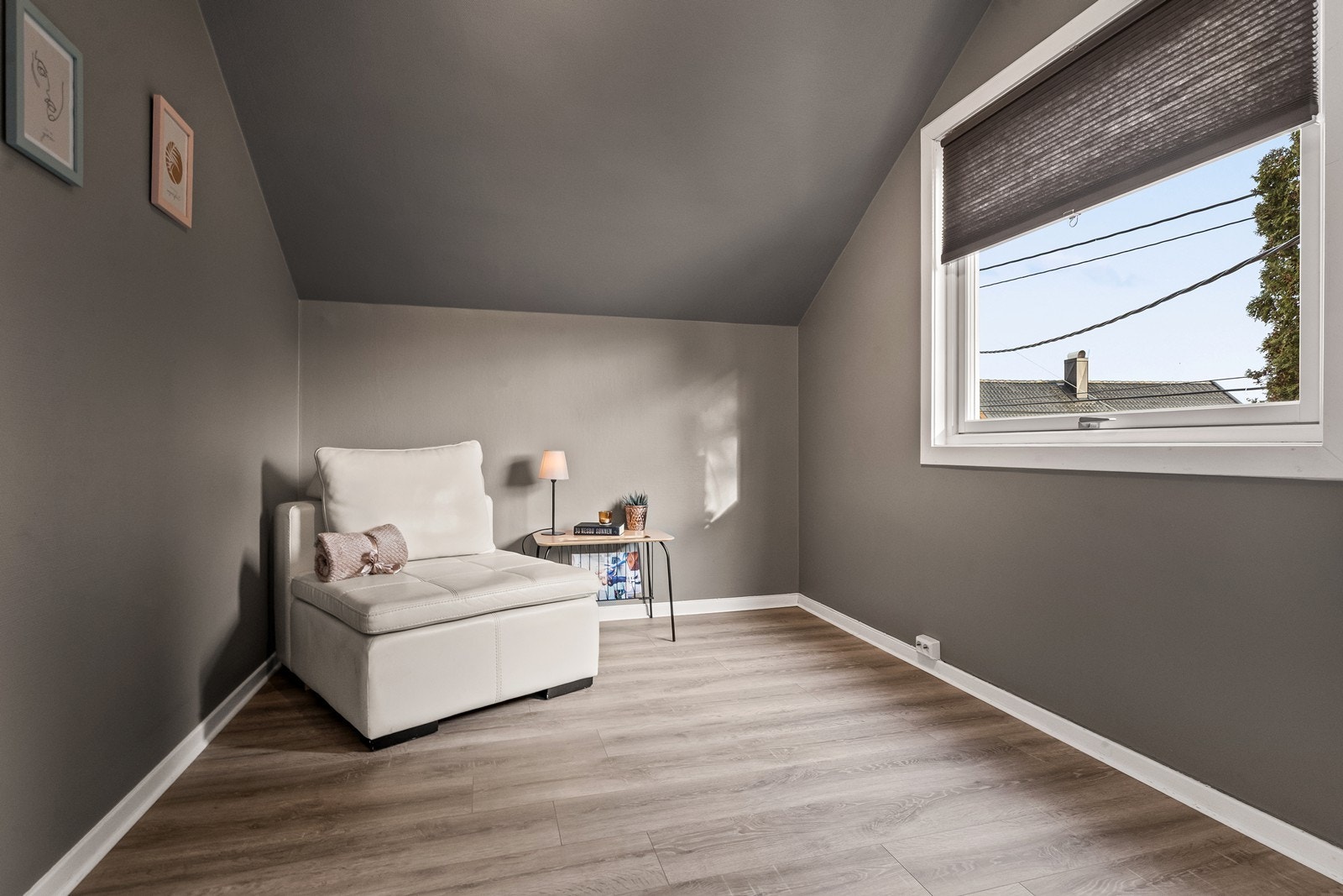 Det andre soverommet har en lun atmosfære med mørke, malte flater. Galleribilde