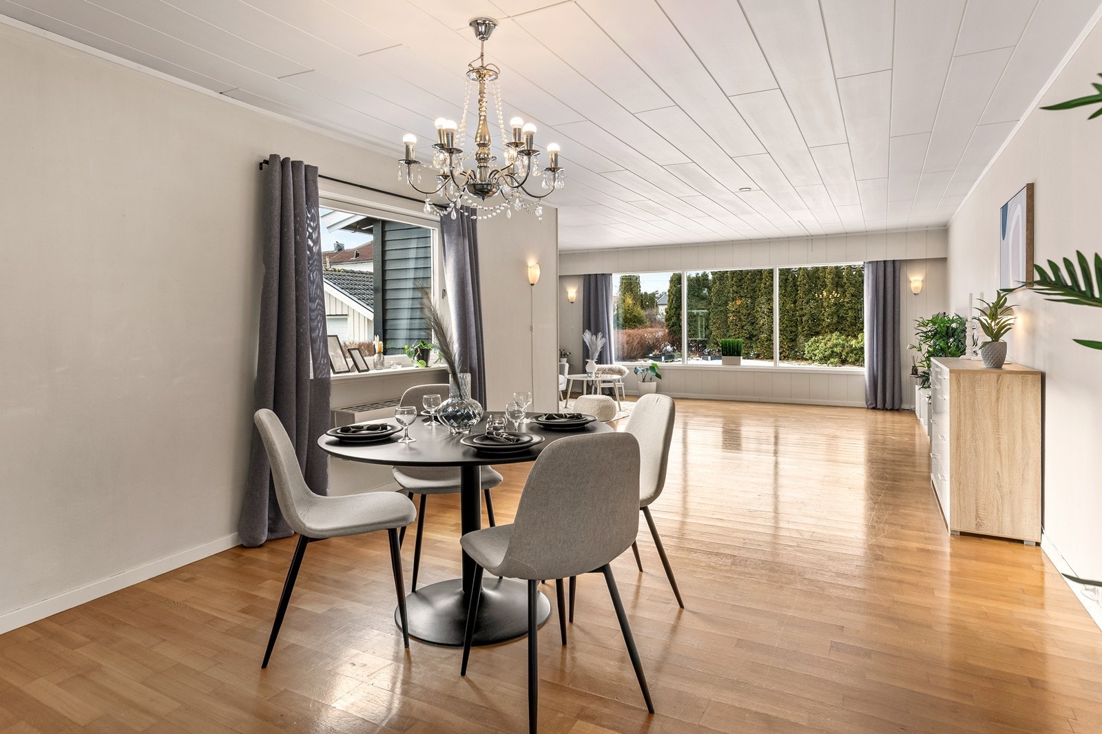 Spisestuen har god plass til et større spisebord for sosiale sammenkomster. Galleribilde