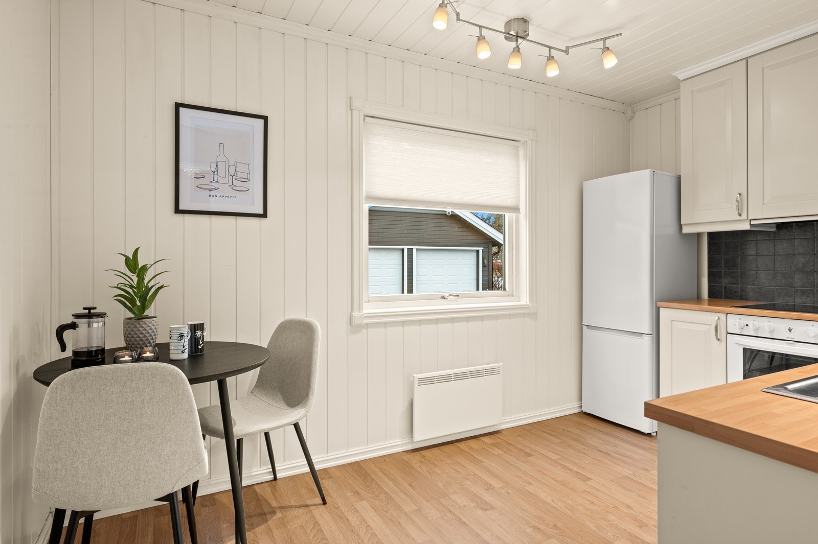 Kjøkkenet er funksjonelt med god skap- og benkeplass. Galleribilde