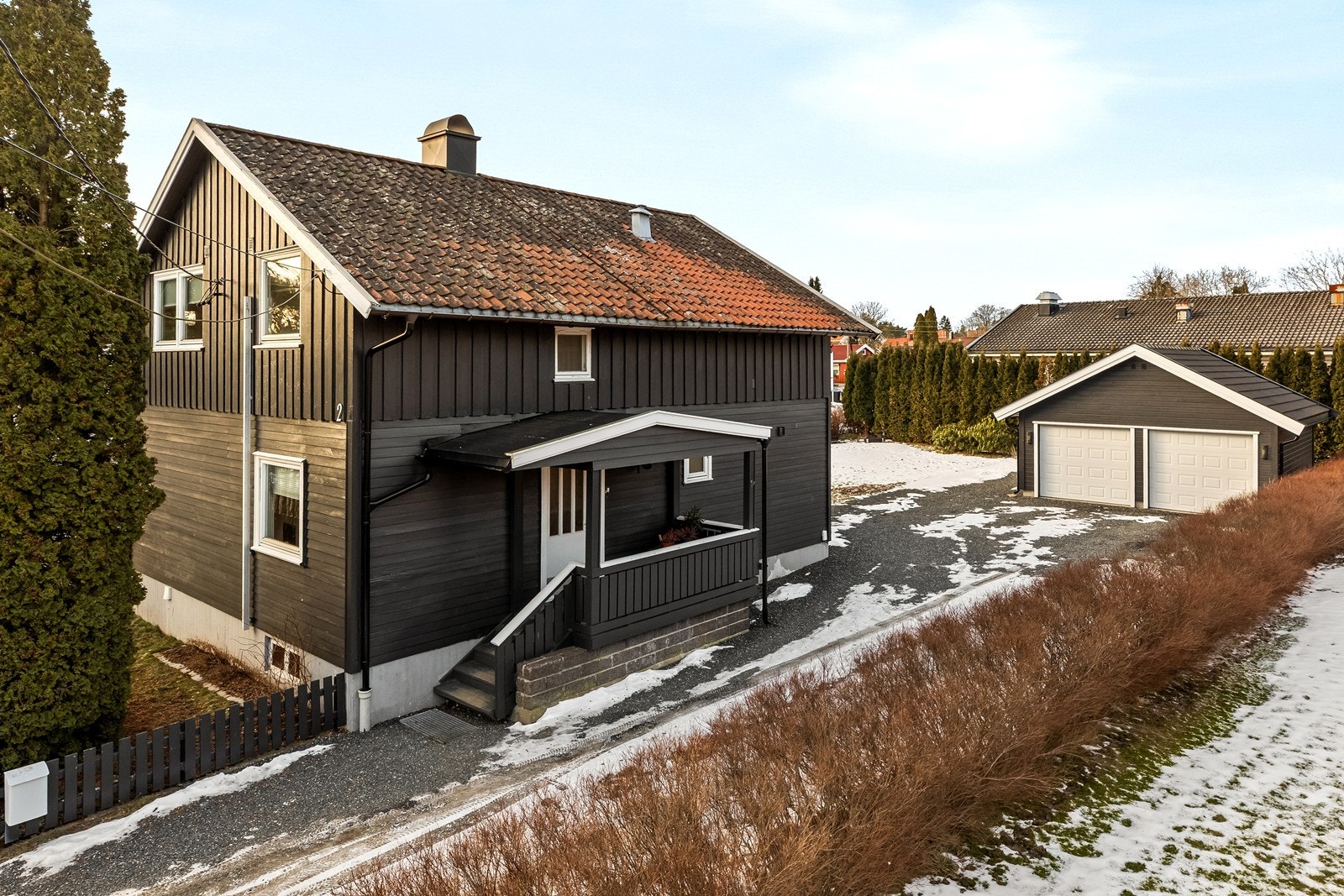 En innholdsrik horisontaldelt tomannsbolig med to separate boenheter og en stor hage. Galleribilde