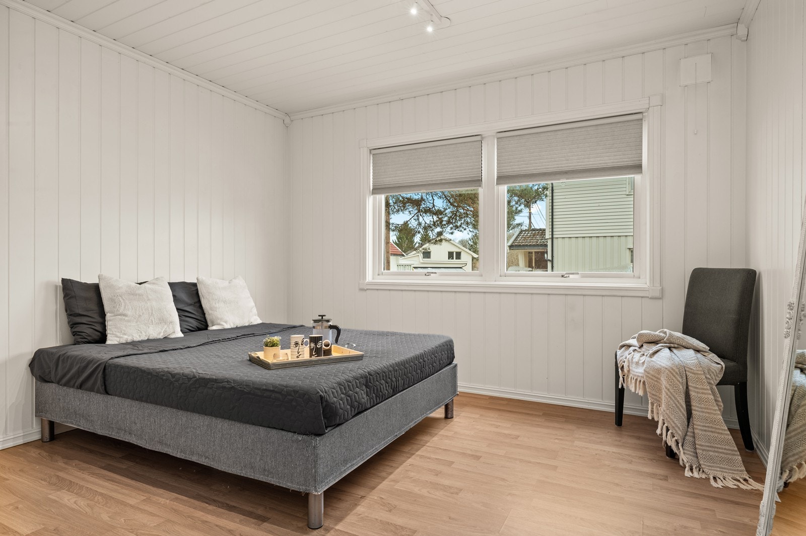 Leiligheten har to soverom. Dette rommet har laminatgulv og malte panelvegger. Galleribilde