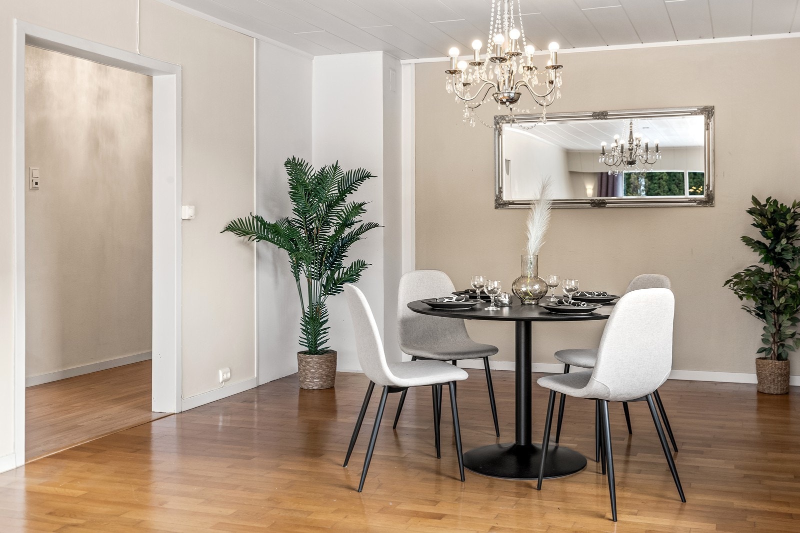 Fra spisestuen er det en naturlig overgang til leilighetens øvrige deler. Galleribilde