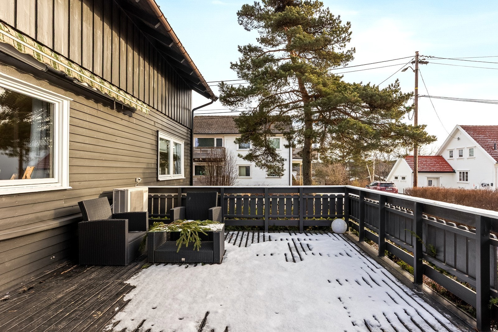 Terrassen har gulv av impregnerte materialer og god plass til utemøbler. Galleribilde