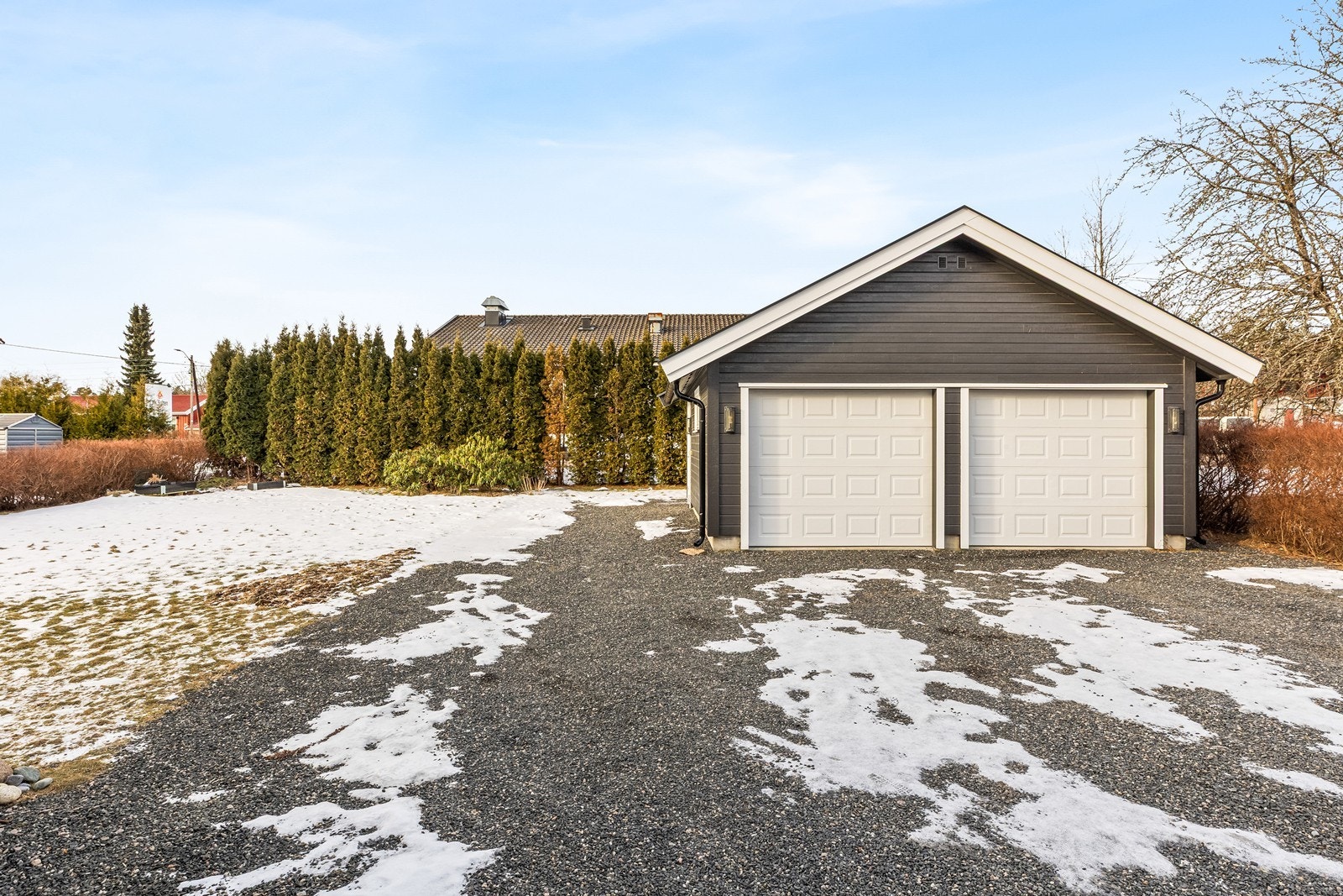 Garasjen har to leddporter i aluminium med elektriske portåpnere. Galleribilde