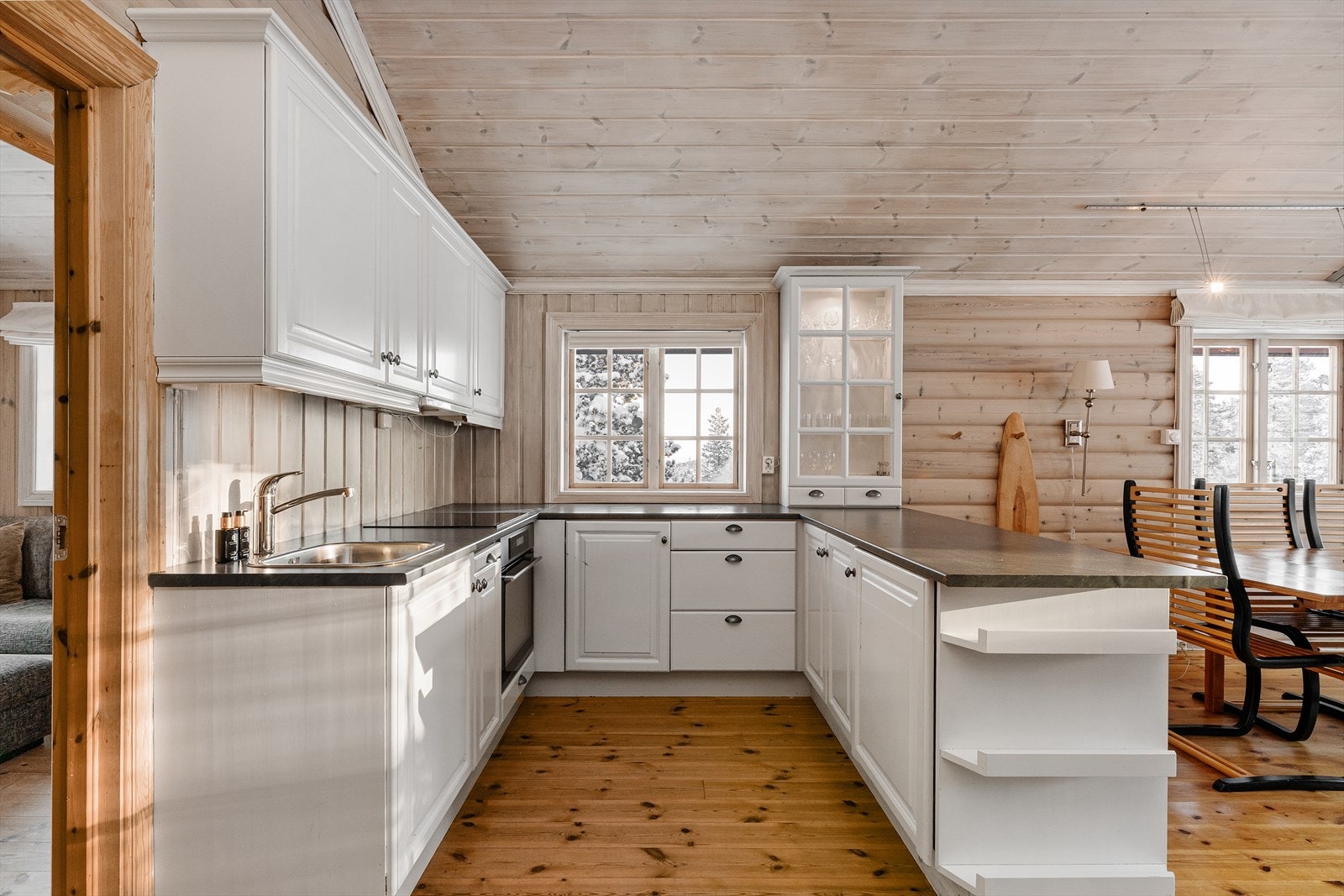 Kjøkkenet er blitt modernisert i nyere tid, og den praktiske hesteskoutformingen gir masse god benkeplass mot øvrige deler av oppholdsrommet. Galleribilde