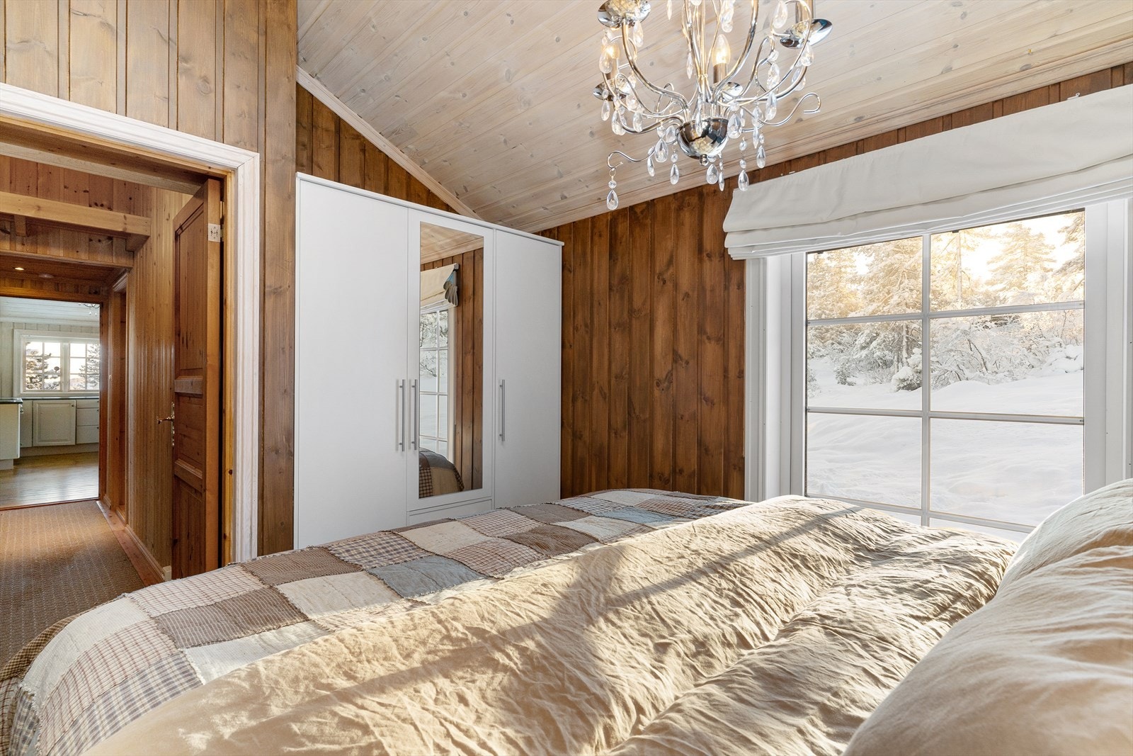 Godt utstyrt, med medfølgende garderobeskap med ekstra plass over. Galleribilde