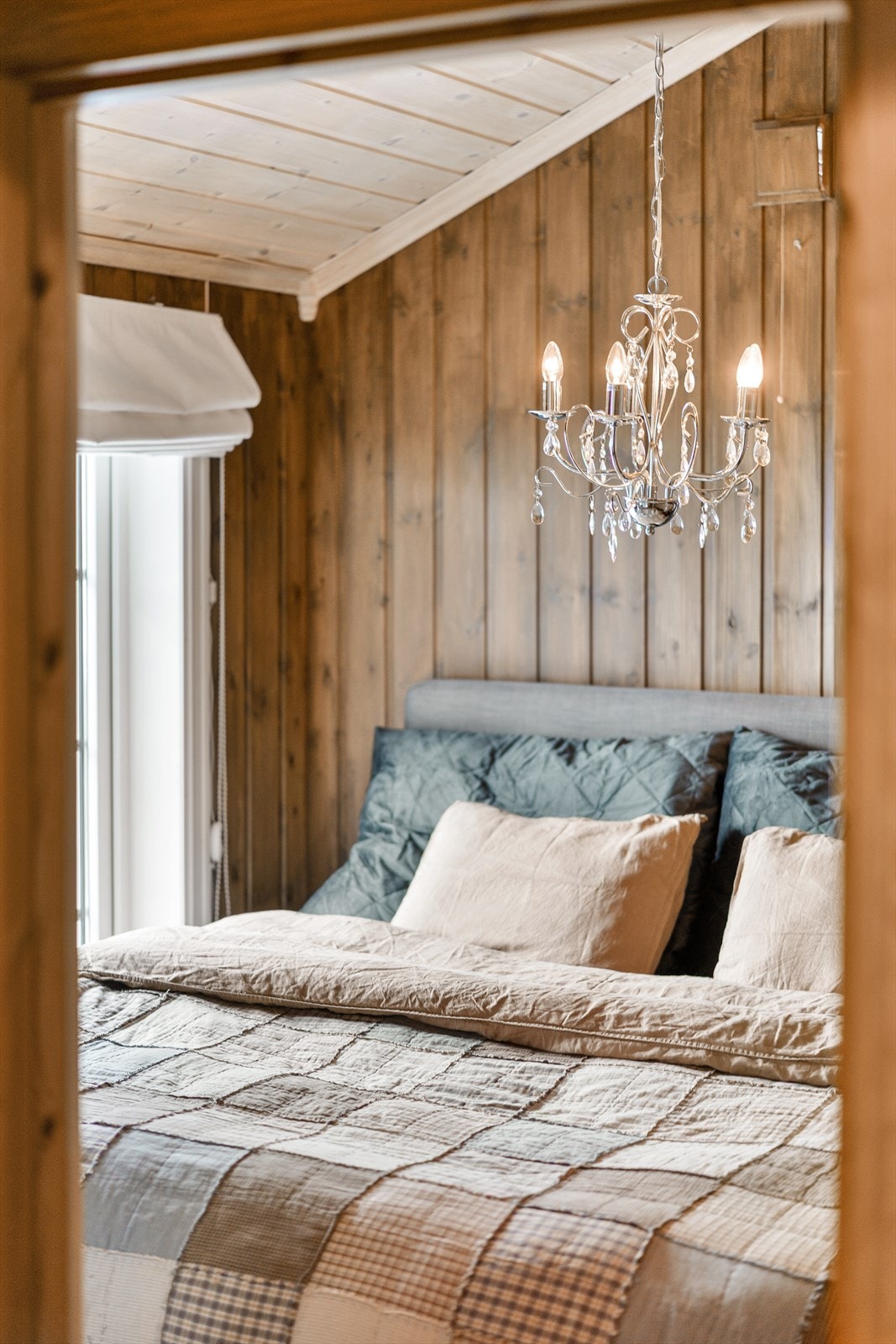 Hytta er i alt utstyrt med 4 soverom, men det ene av soverommene er i dag tatt i bruk som TV-stue. Galleribilde