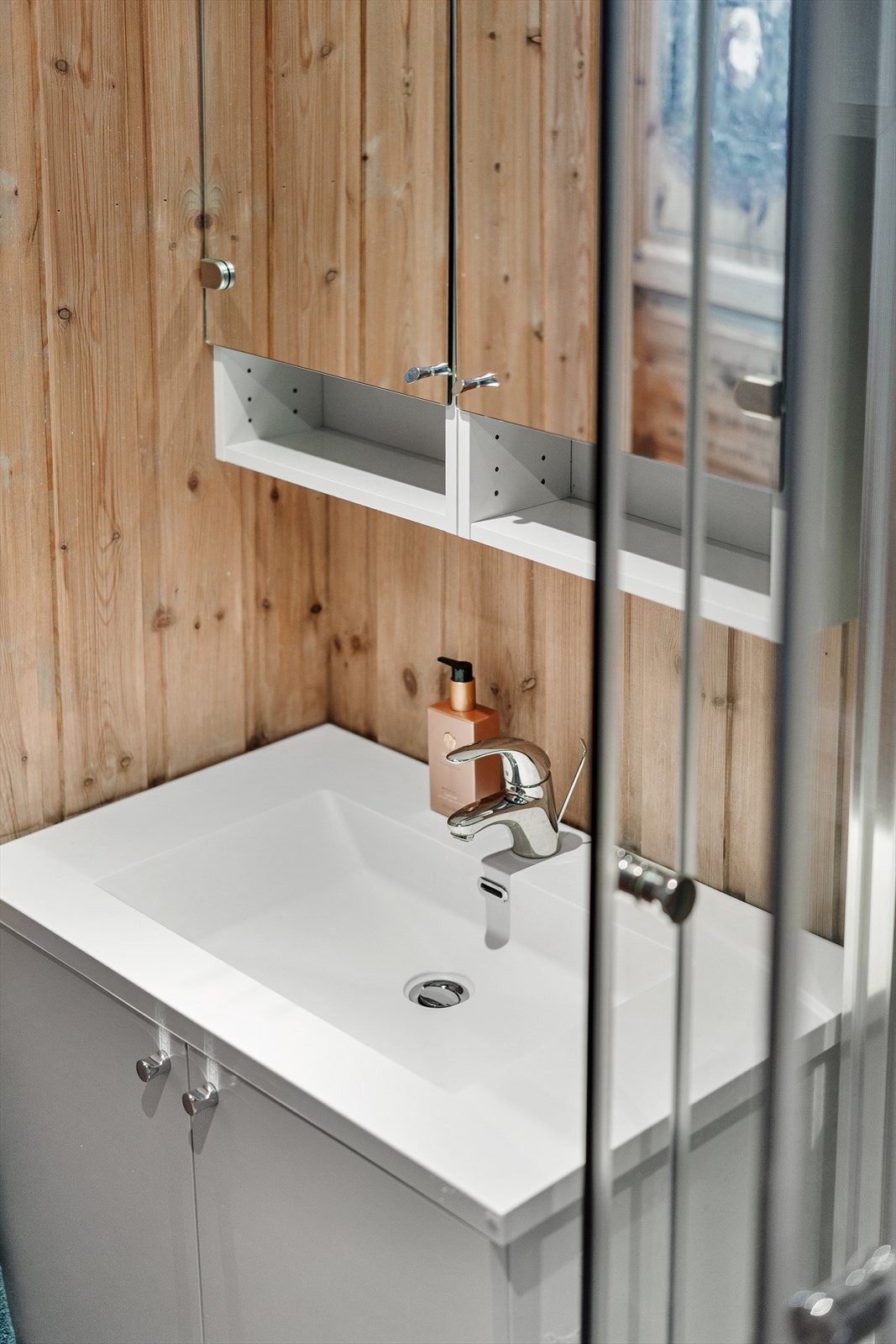 Servanten er heldekkende, med gode skap under. Over servanten har man et praktisk speilskap som gir rom for ytterligere baderomsartikler. Galleribilde