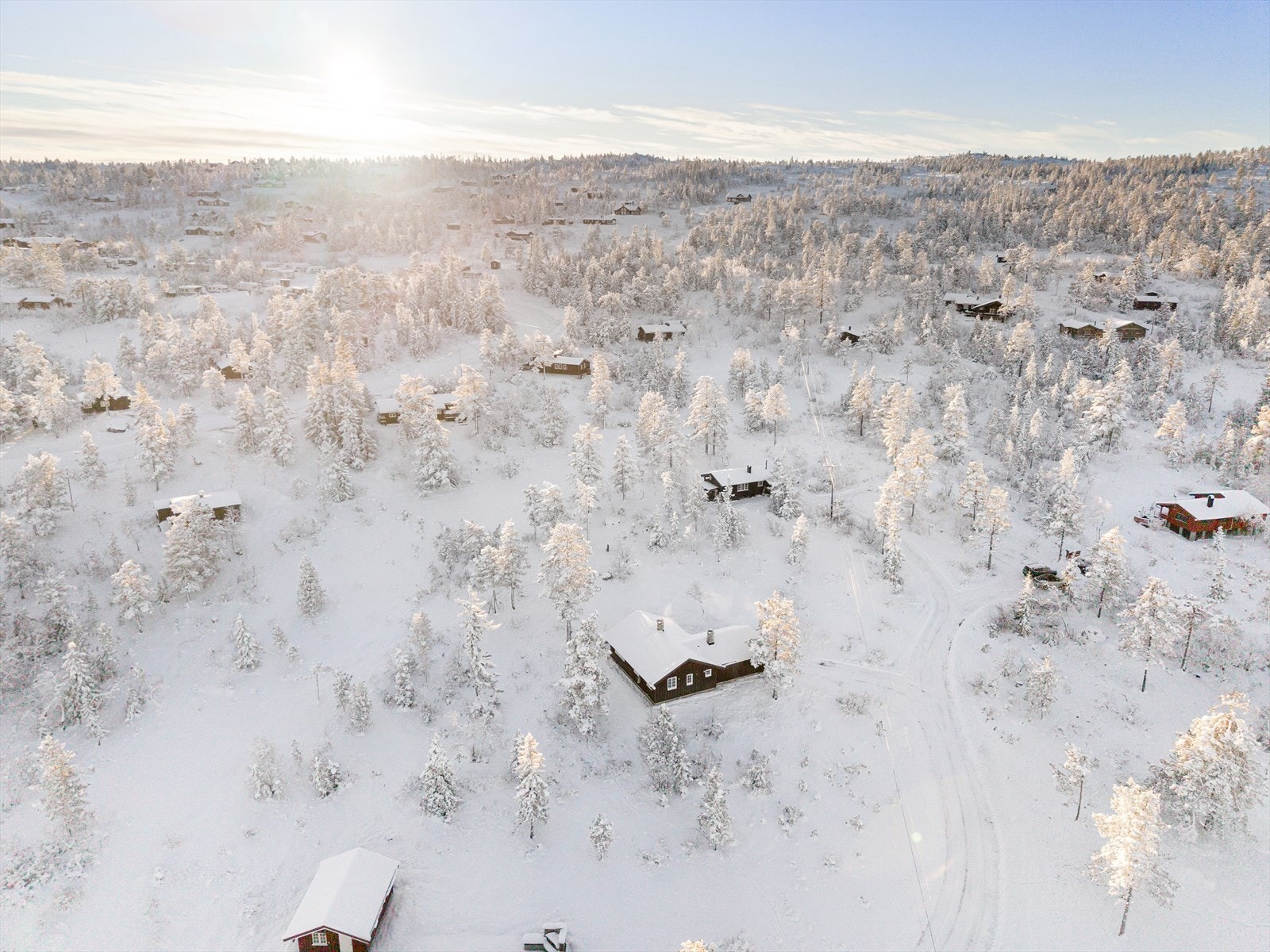Hytta ligger dessuten som en av de øversteliggende i en privat og stille blindvei. Her er det god avstand til naboene, og meget barnevennlig for småbarnsfamilier. Galleribilde