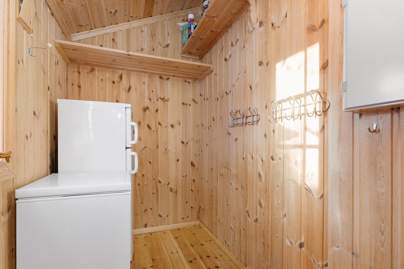 Hytta er også utstyrt med et praktisk bodrom som gir gode oppbevaringsmuligheter, og plass til ekstra hvitevarer. Galleribilde