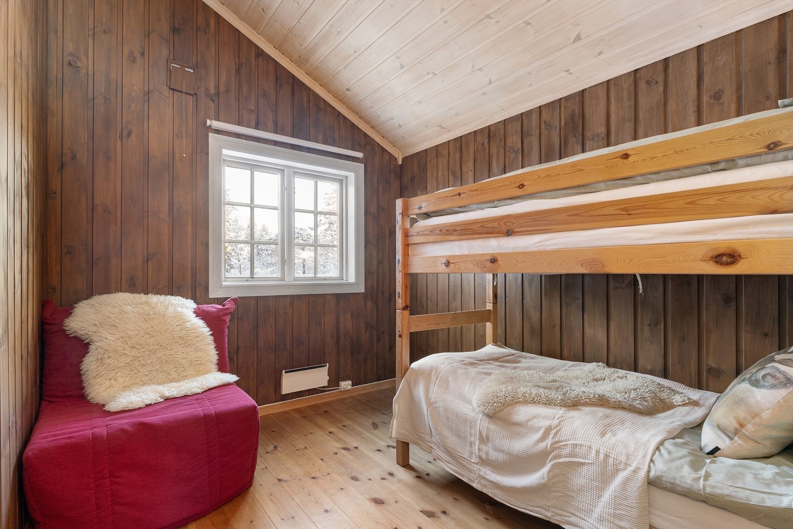 Rommet er av god størrelse, og gir plass for ulik møblering - alt avhengig av ønske. God plass til kommoder eller andre skap for oppbevaring av klær og annet. Galleribilde