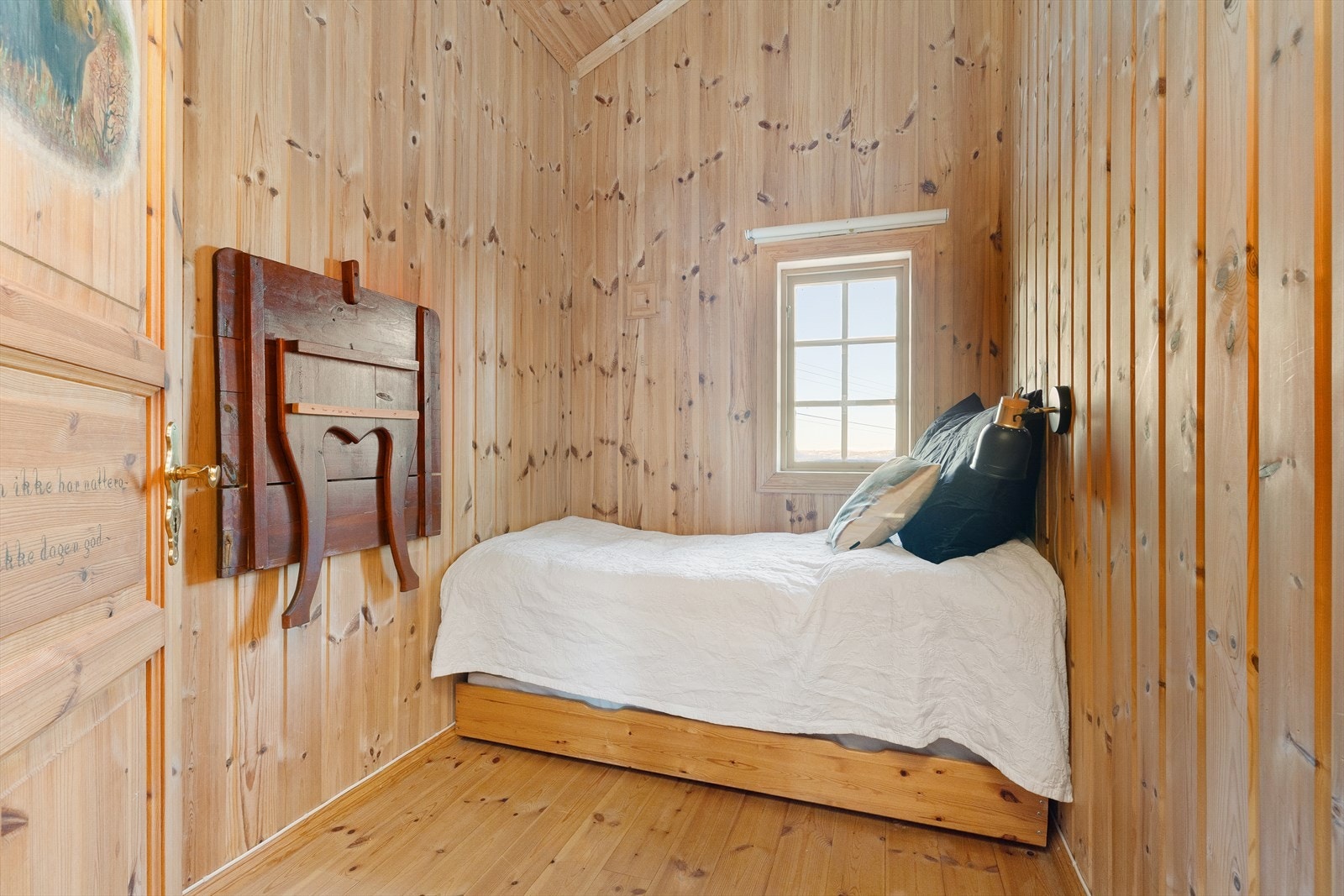 Soverom 3 er innredet med en seng som kan trekkes ut, og et veggfestet bord som kan foldes ned fra veggen. Også her går den gode takhøyden igjen. Galleribilde