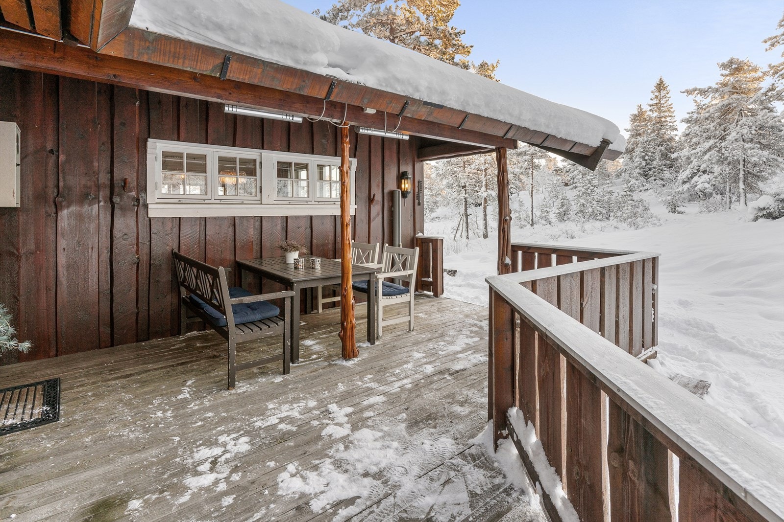 Her er det enkelt å flytte måltidene utendørs, uavhengig av været. Galleribilde