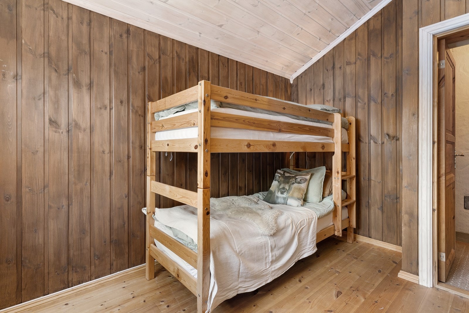 Soverom 2 er i dag utstyrt med køyeseng, ideelt for gjester eller som et barnerom. Galleribilde