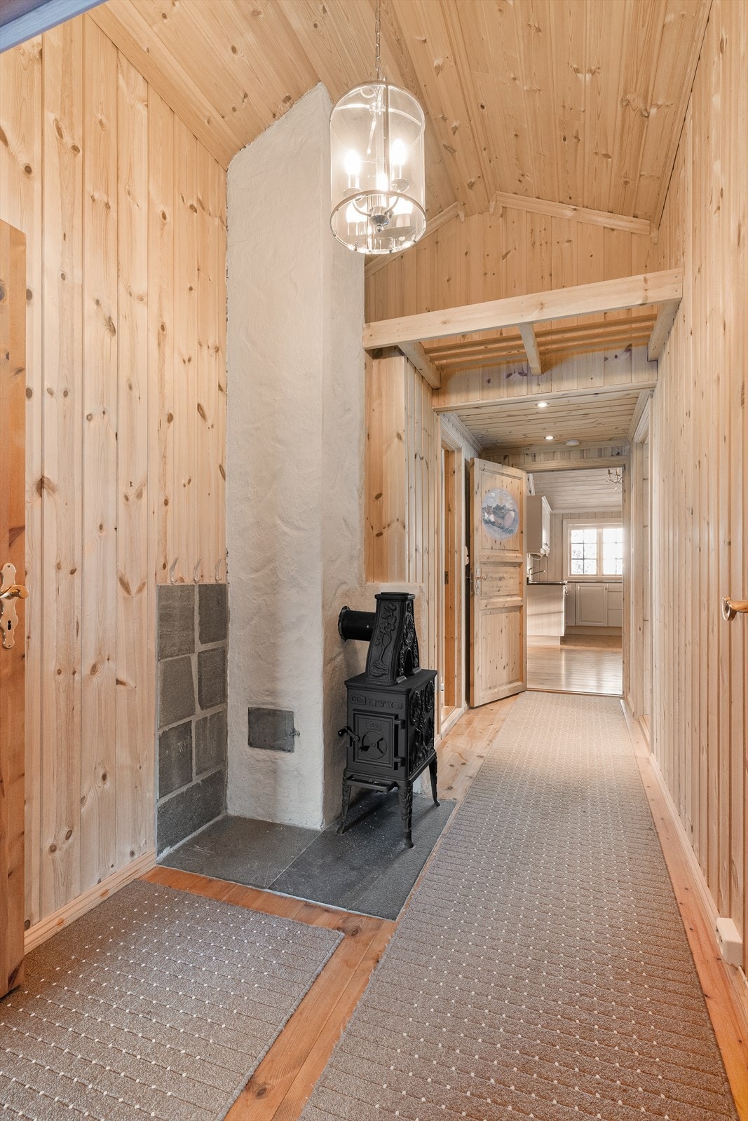 Gangen mot soverommene er også av samme gode takhøyde. Her er det på begge sider 2 hemser - som gir masse ekstra lagringsplass til diverse artikler man måtte ønske. Galleribilde