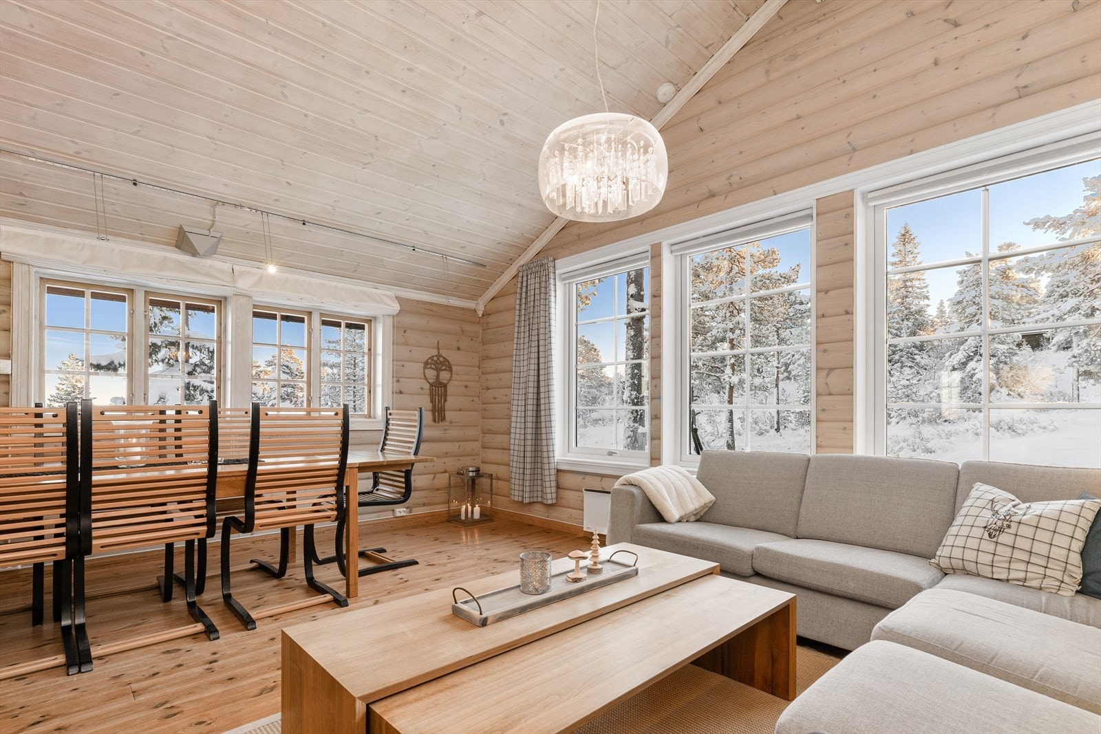 Her er det enkelt å ha med seg venner og besøk, med mange spisebordsplasser og et åpent og allsidig allrom. Galleribilde