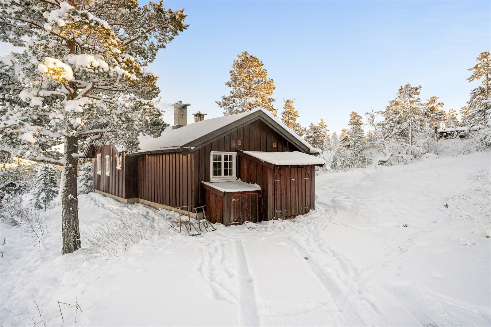 Adkomst til hytta med helårs bilvei helt frem. Her har man flat og enkel adkomst. Galleribilde
