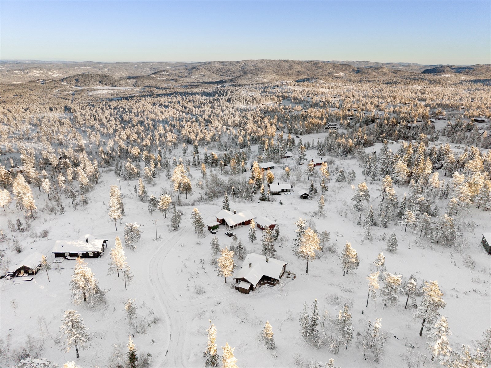 Det er gangavstand blant annet til Blestua, og hytta ligger meget sentralt til for videre turutflukter på hele Blefjell. Galleribilde