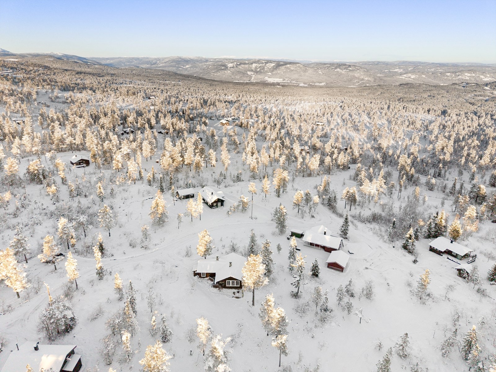 Hytta har helårs adkomstvei, med parkering like utenfor. Galleribilde