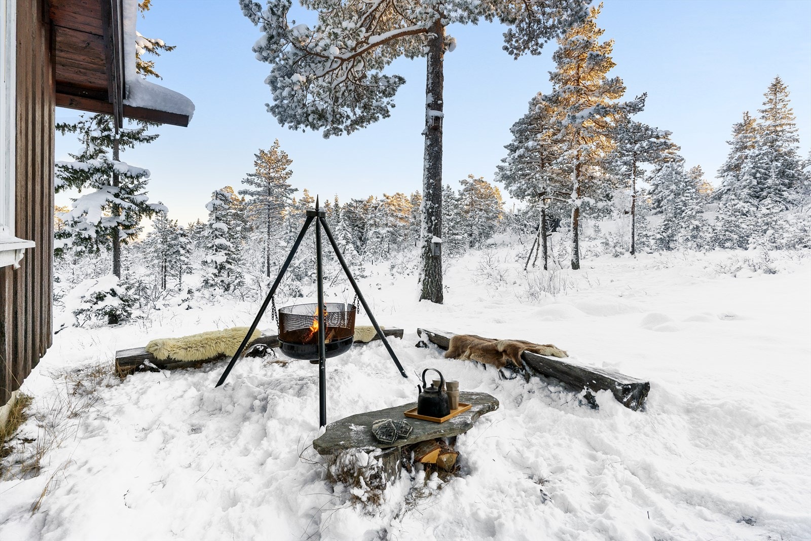 Bålgruppe på tunet gir rom for hyggelige stunder rundt bålet, utover i kvelden og natten. Galleribilde