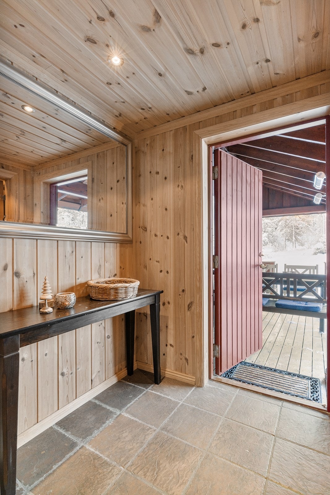 Velkommen inn! En praktisk entrè med slitesterke fliser og god veggplass. I himlingen er det downlights for god belysning. Galleribilde